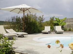 Bain de soleil au bord de la piscine &copy; Multim&eacute;dia &amp; Tourisme